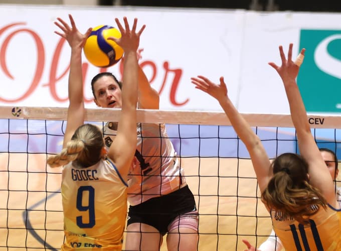 Iza Mlakar dobro ve, kako težko je včasih premagati visok blok.