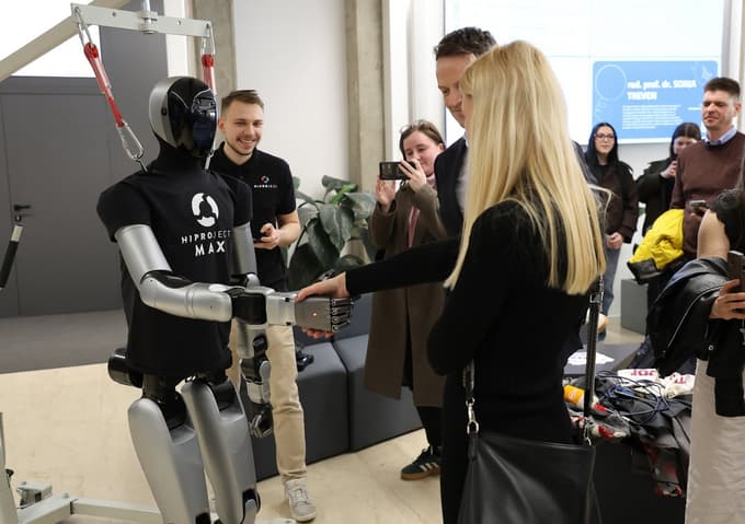 (FOTO in VIDEO) Max se je sprehodil po EPF: Študenti spoznali trenutno najbolj naprednega humanoidnega robota