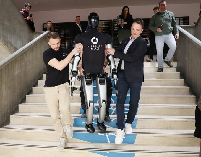 (FOTO in VIDEO) Max se je sprehodil po EPF: Študenti spoznali trenutno najbolj naprednega humanoidnega robota