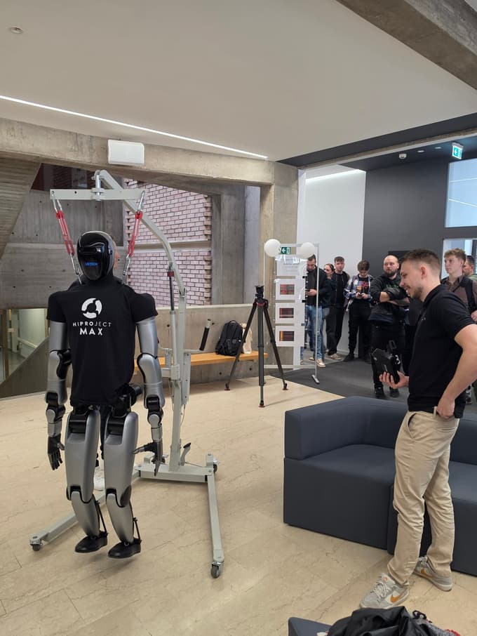 (FOTO in VIDEO) Max se je sprehodil po EPF: Študenti spoznali trenutno najbolj naprednega humanoidnega robota