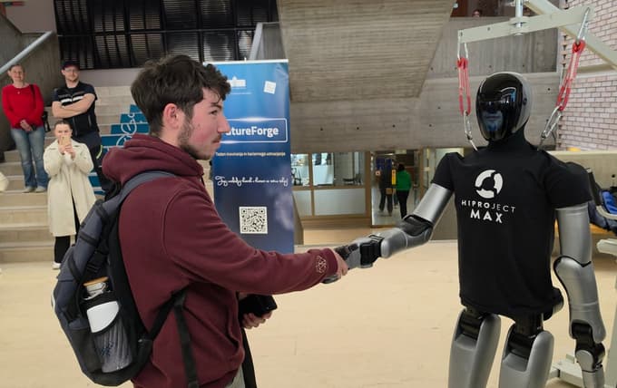(FOTO in VIDEO) Max se je sprehodil po EPF: Študenti spoznali trenutno najbolj naprednega humanoidnega robota