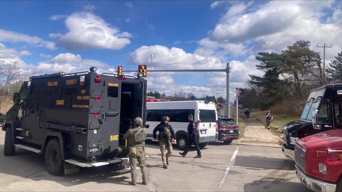 (FOTO) V Michiganu napadalec z vozilom trčil v sinagogo, ubili so ga varnostniki