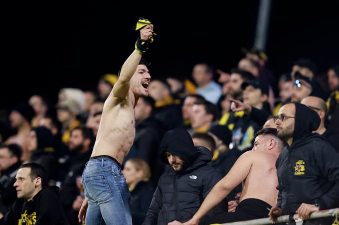 V knežje mesto je pripotovalo tudi veliko gostujočih navijačev.