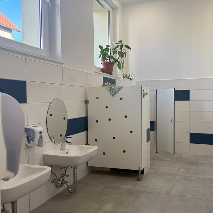 (FOTO) Za več kot 415 tisoč evrov prenovili del mariborskega vrtca: Otroci in zaposleni z novimi sanitarijami