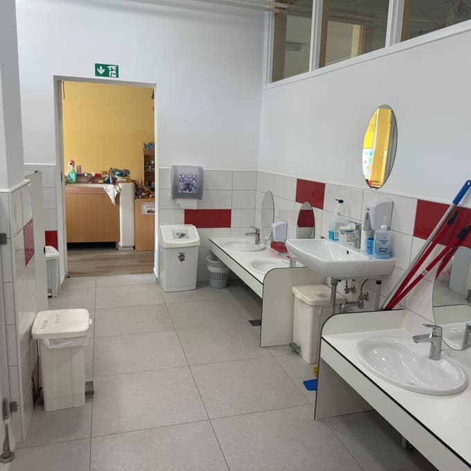 (FOTO) Za več kot 415 tisoč evrov prenovili del mariborskega vrtca: Otroci in zaposleni z novimi sanitarijami