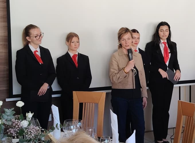 Ravnateljica Srednje šole za gostinstvo in turizem Maribor se je zahvalila dijakom za njihov angažma.