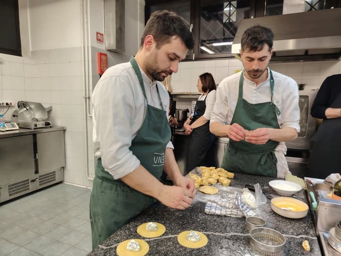 Ravioli morajo biti skrbno stinjeni, ves zrak je treba spraviti ven pri oblikovanju, da se potem med kuhanjem ne odvijejo.