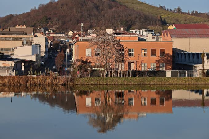 Stavba nekdanjega tekstilnega inštituta v Ulici kraljeviča Marka v Melju