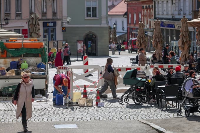 (FOTO) Zakaj v središču Maribora tlakovci kar naprej popuščajo?