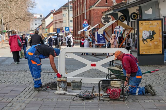 (FOTO) Zakaj v središču Maribora tlakovci kar naprej popuščajo?