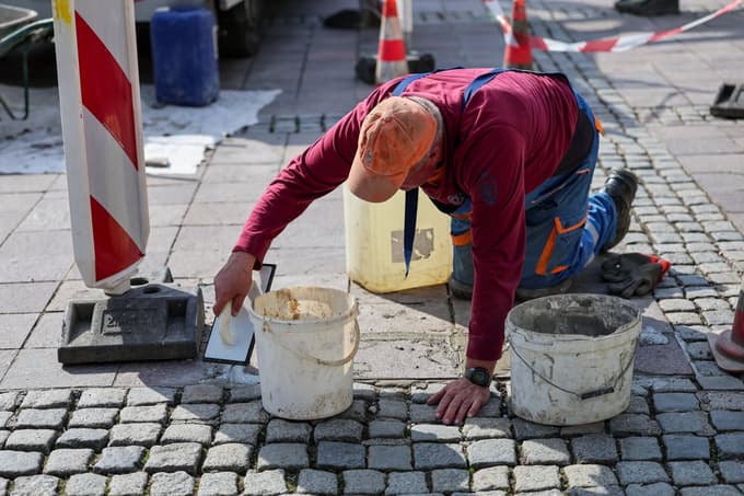 (FOTO) Zakaj v središču Maribora tlakovci kar naprej popuščajo?