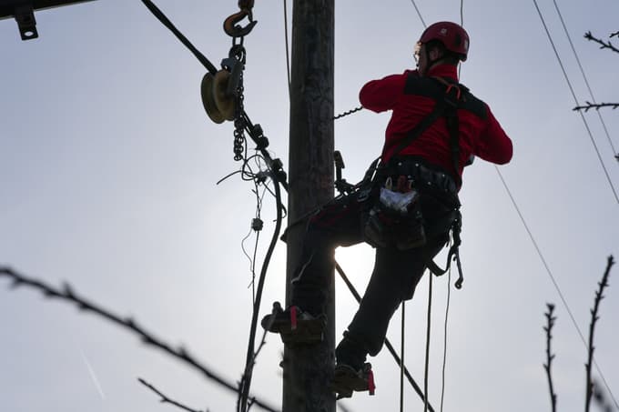 Elektro Maribor opozarja: Zaradi močnega vetra možne motnje v oskrbi z elektriko