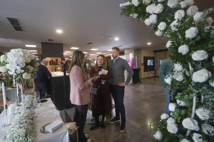 (FOTO) Na poročni sejem v Mariboru po obleko po akcijski ceni, brezplačno ličenje in okušanje tort