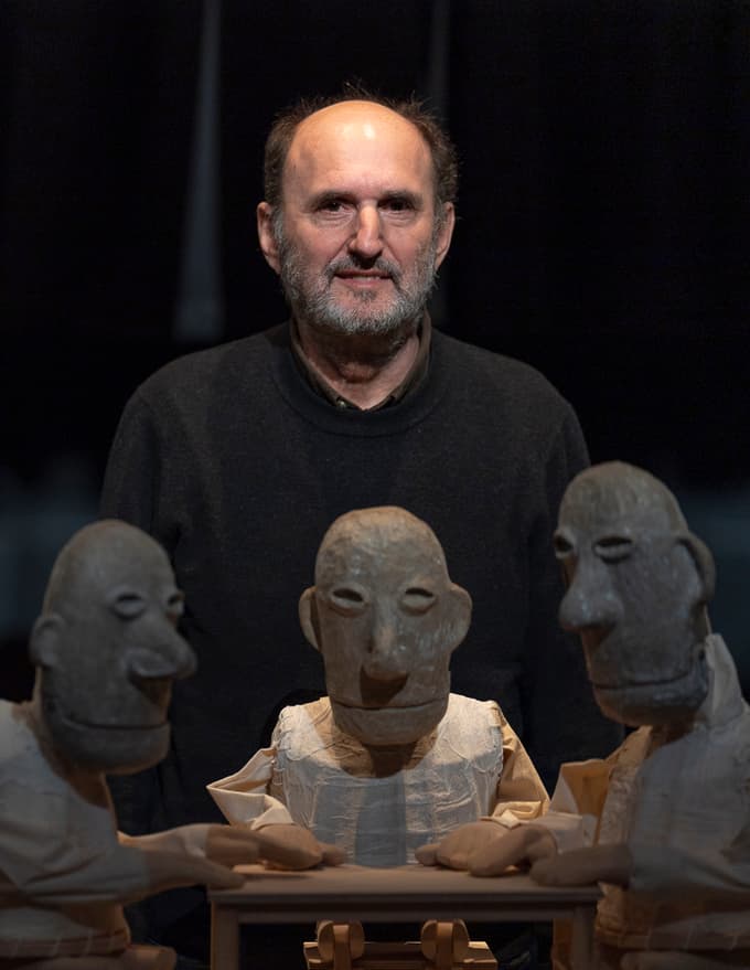 Silvan Omerzu: "V predstavi je prizor, ko se trije pogovarjajo za mizo. Sliši se petje in vriskanje fantov, ki gredo veseli na vojno, ti moški pa govorijo o tem, da nimajo pravice sedeti za mizo, ker je eden grbav, drugi šepav, tretji pa bebav."