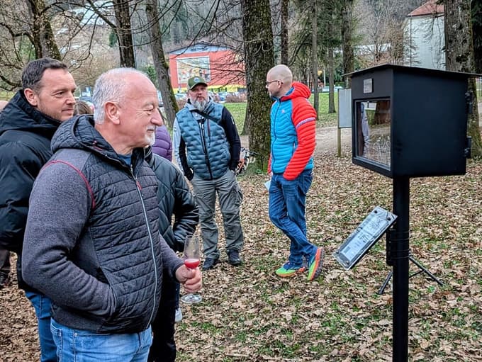 (FOTO) Poklon fabriškim delavcem in koroški industrijski dediščini v grajskem parku