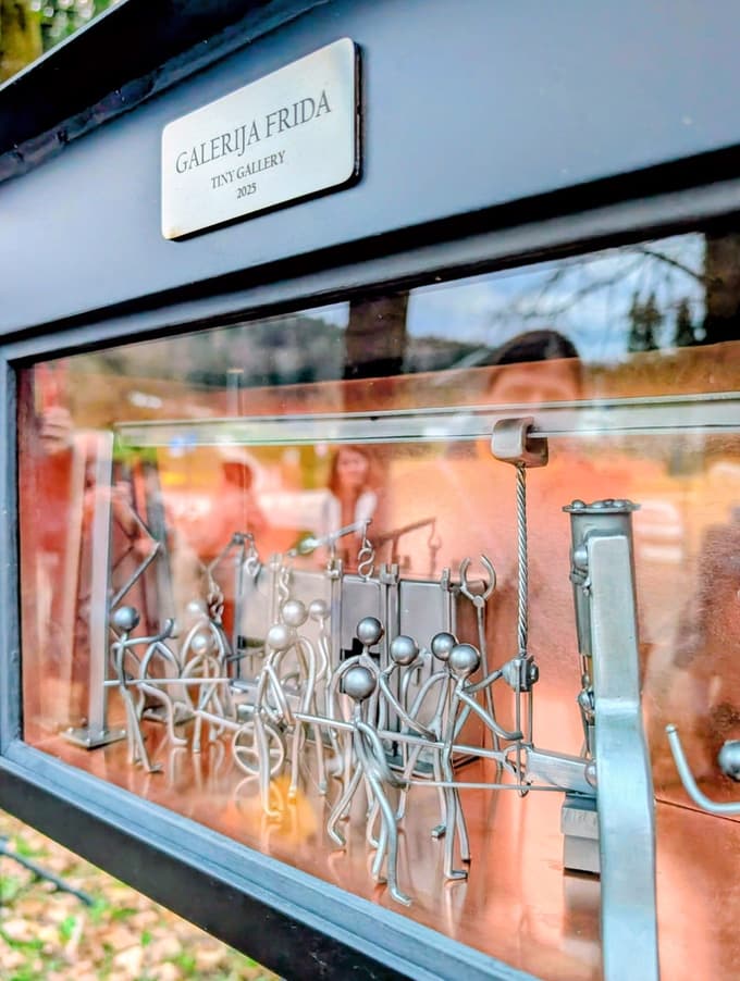 (FOTO) Poklon fabriškim delavcem in koroški industrijski dediščini v grajskem parku