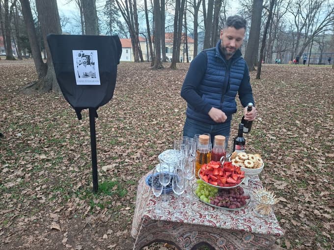 Tadej Šteharnik ob odprtju razstave Moč ustvarjalnosti