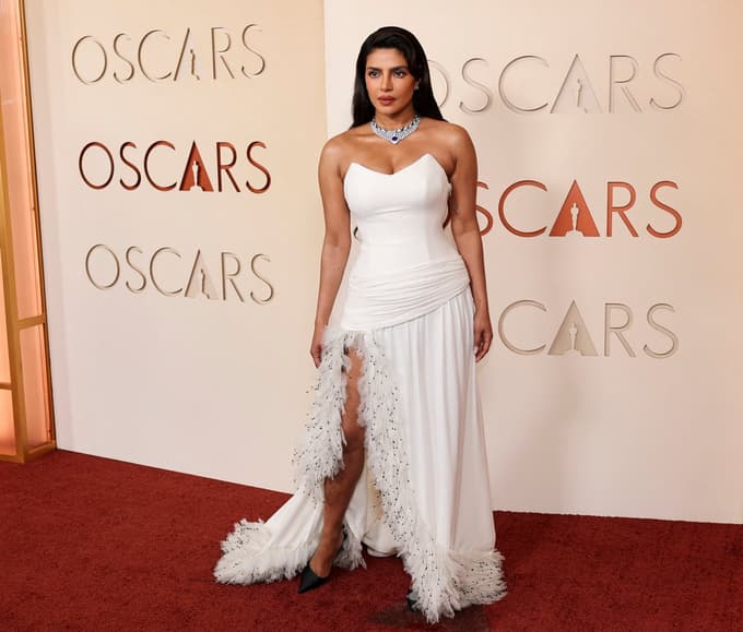 Prav tako ni blestela Priyanka Chopra, ki je izbrala obleko brez naramnic s steznikom in frfotajočim krilom.