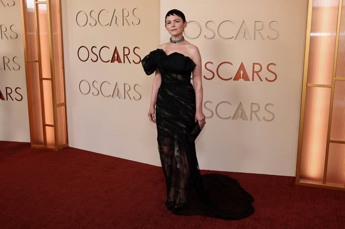 Ginnifer Goodwin  je nosila prosojno črno obleko z napihnjenimi rokavi in odkritimi rameni, ki je delovala preveč kaotično.