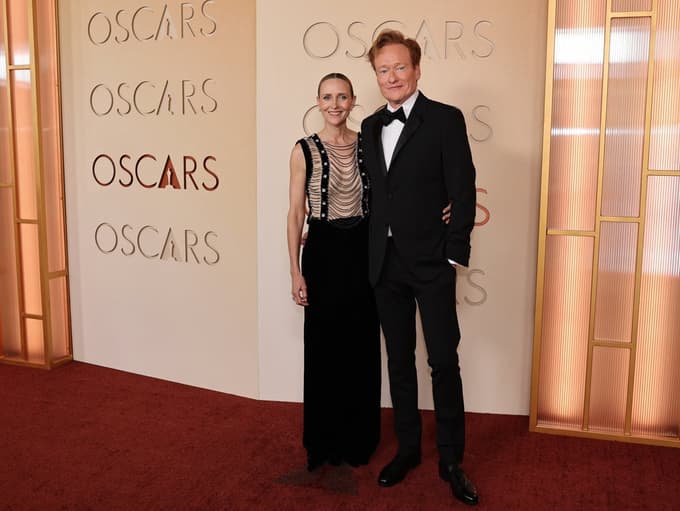 Liza Powel, žena voditelja Conana O'Briena, pa je presenetila z zgornjim delom obleke, ki je spominjal na srednjeveški verižni oklep.