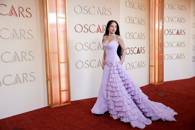 Chase Infiniti ni navdušila v lila obleki s pretirano nagubanim krilom.