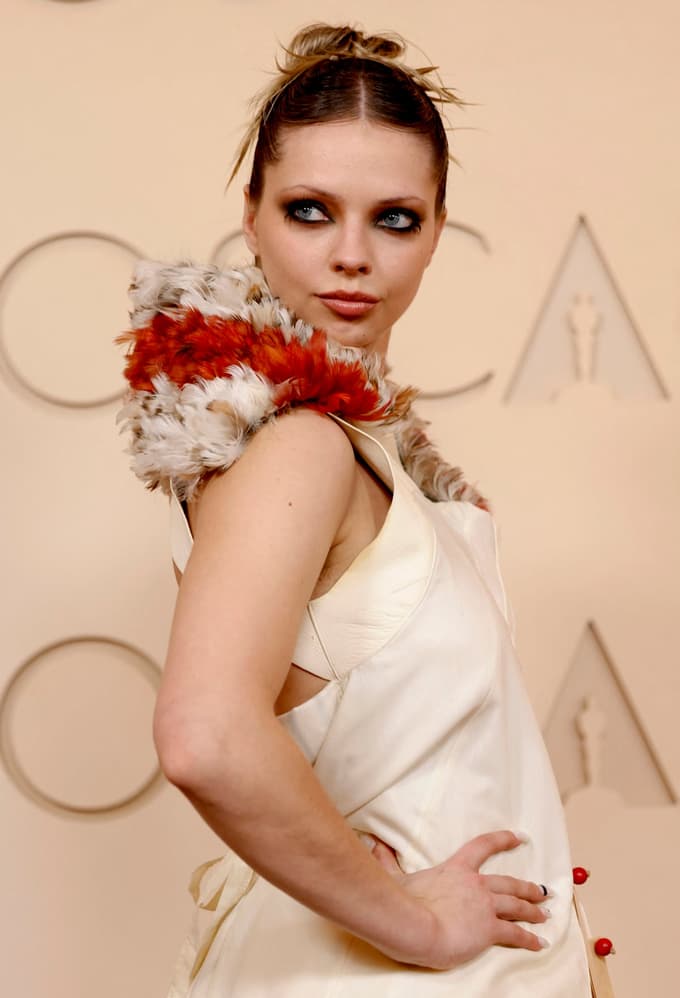Lea Myren je prav tako pretiravala s skulpturalno belo obleko iz tila in pernatim dekoltejem. 