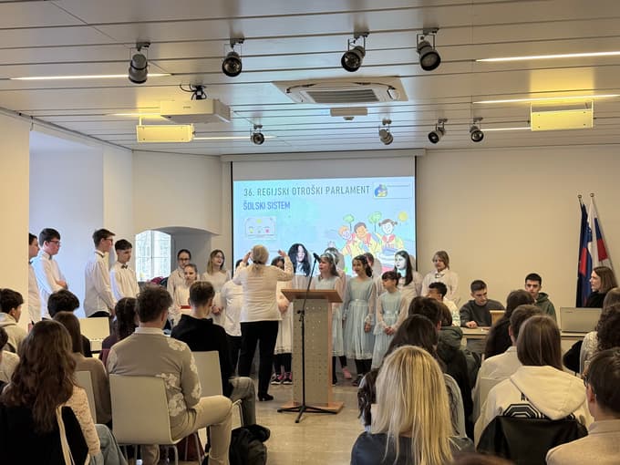 Za kulturni program in izvedbo parlamenta so poskrbeli učenci Osnovne šole Juričevega Drejčka 