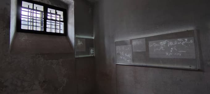 Ena od celic, na stenah so osvetljeni pretresljivi zapisi zaprtih jetnikov