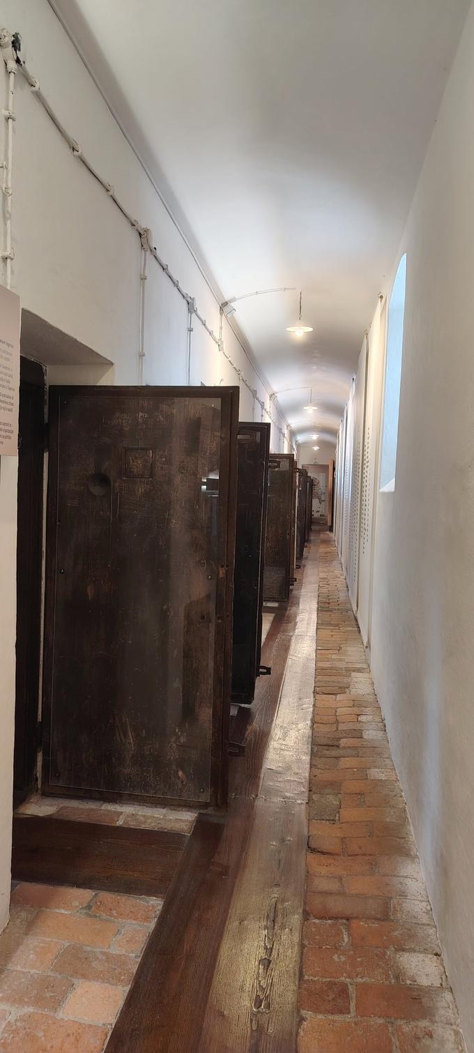 Hodnik s celicami nekdanjega gestapovskega zapora.