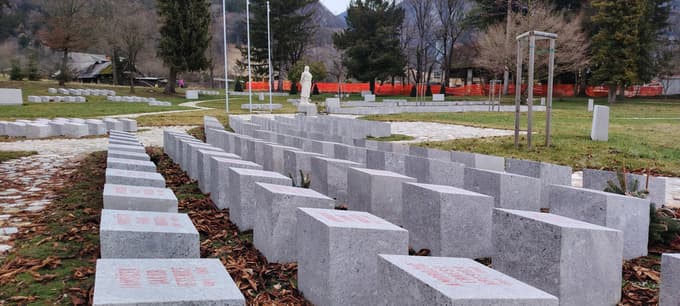 Spomenik talcem v grajskem parku.