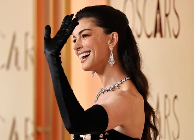 (FOTO in VIDEO) Izgled Anne Hathaway sprožil govorice o lepotnih operacijah