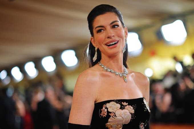 (FOTO in VIDEO) Izgled Anne Hathaway sprožil govorice o lepotnih operacijah