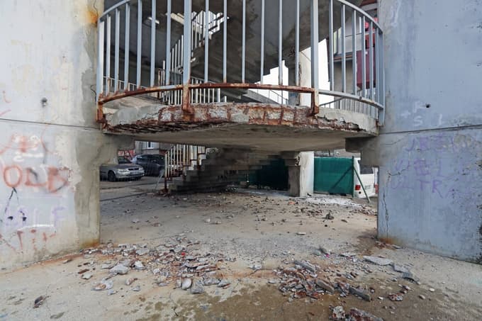 Namesto nevarnih stopnic dvigalo: Kaj napoveduje občina za dotrajano stopnišče v Košakih?