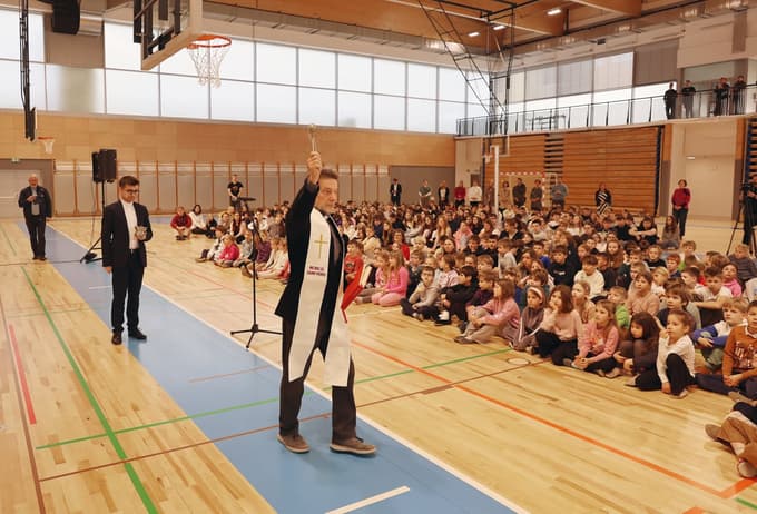 Ko je leta 2008 Ivan Štuhec ob odprtju blagoslovil prostore na Vrbanski 30, si ni mislil, da bo 18 let kasneje to naredil še enkrat.