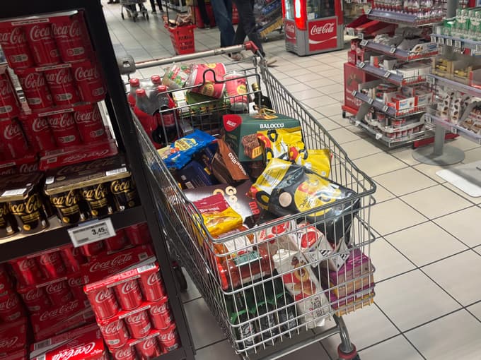 Polni nakupovalni vozički izdelkov, ki so v Italiji cenejši