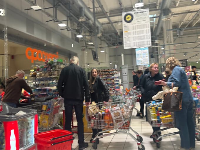 Supermarket Ipercoop v nakupovalnem centru v Miljah je ob koncih tedna prepoln hrvaških in slovenskih kupcev. 