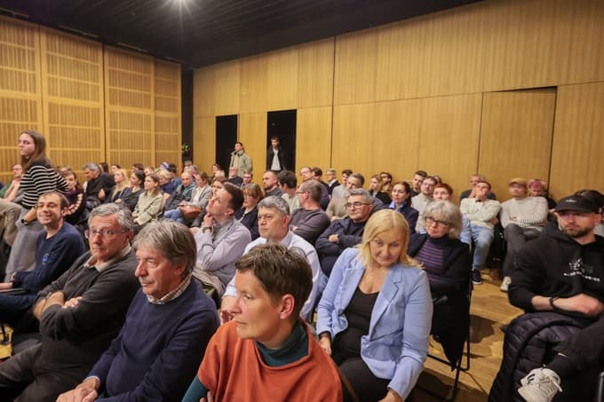 Interes javnosti za okroglo mizo o prenovi Slomškovega trga je bil izjemen, dvorana v Vetrinjskem dvoru je bila polna