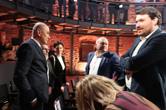 (VEČEROVA POROTA) Soočenje na Pop TV: Golob nokavtiral Janšo, Urška pa Tino brez boja