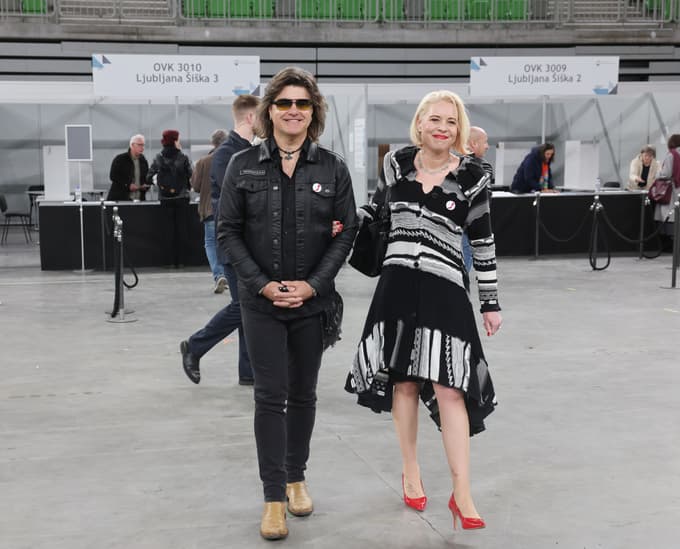 Urška Klakočar Zupančič in Bor Zuljan na volišču