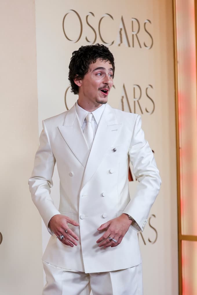 Timothee Chalamet je blestel v Givenchyju, o njegovih novih brčicah pa kritiki še razpravljajo.