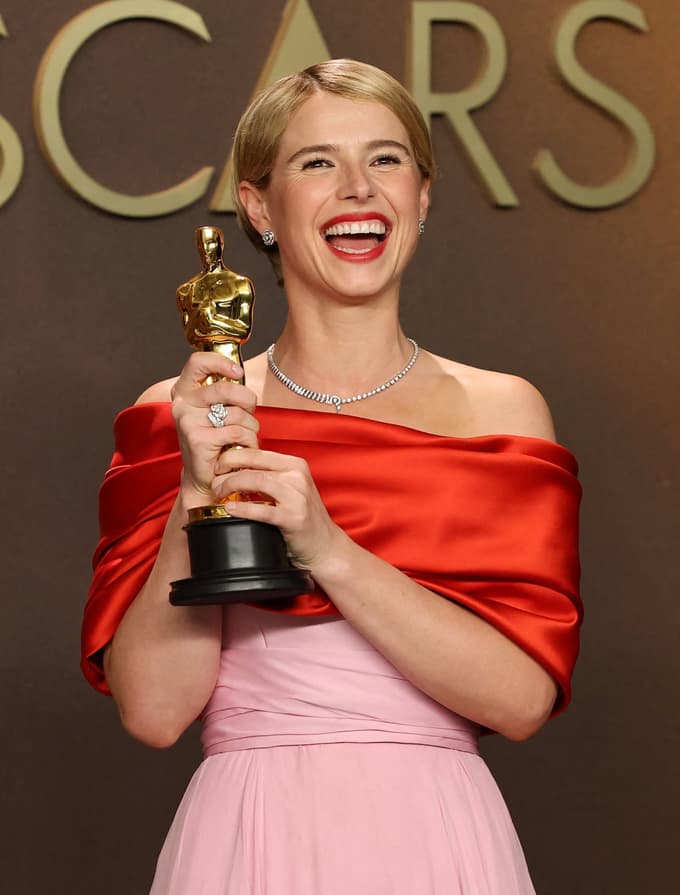 Bilo je jasno. Jessie Buckley je v Chanelu prišla po oskarja. In ga tudi dobila.