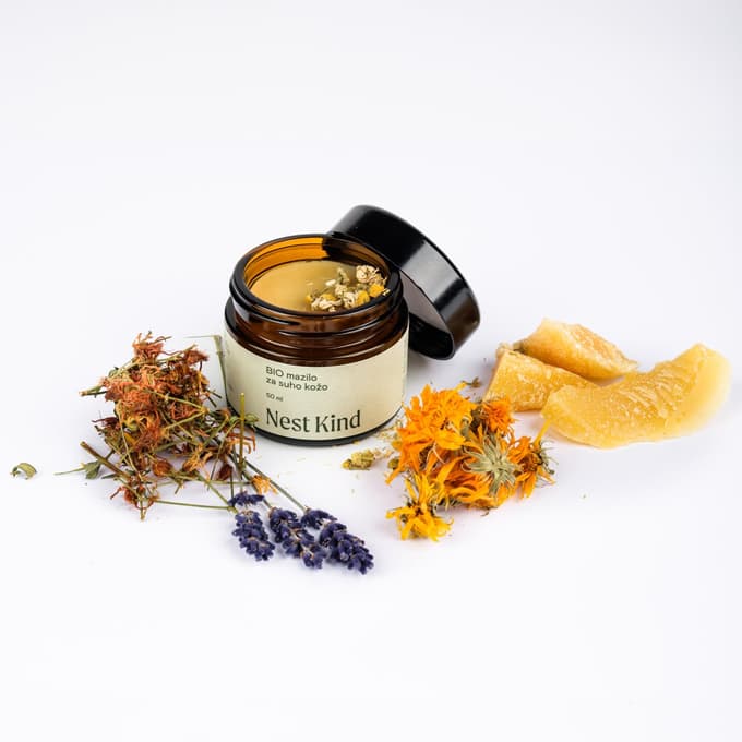 V ekološkem mazilu za suho kožo so tudi ognjič, šentjanževka, olje čajevca in propolis.