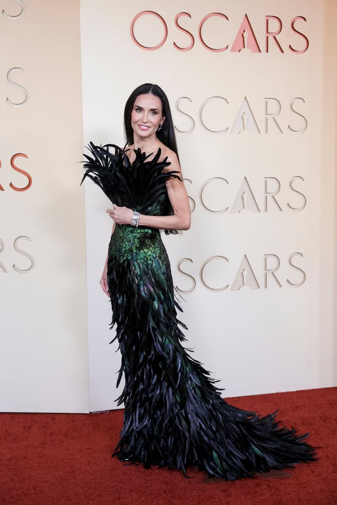 Večno mlada in spektakularna Demi Moore se je z Guccijem povsem vrgla v letošnji pernati trend.