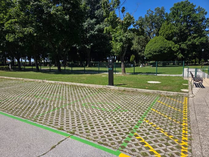 Polnilni postaji na novem rogozniškem pokopališču.