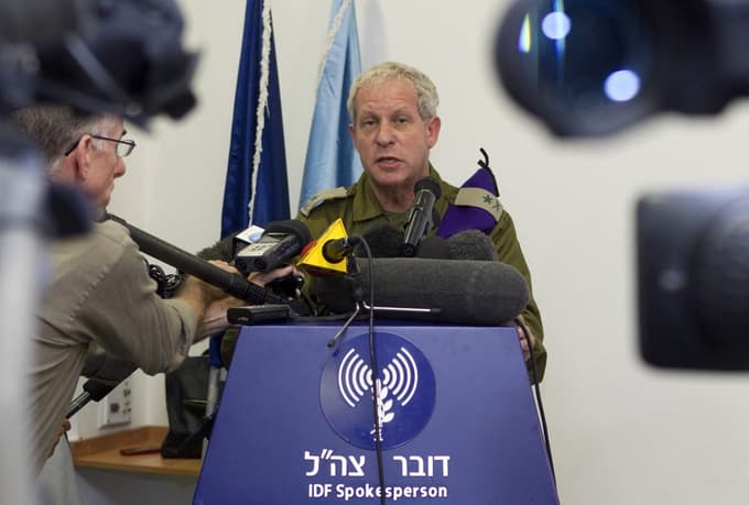 Giora Eiland je upokojeni izraelski general. Večkrat naj bi obiskal Slovenijo. Prišel naj bi tudi 22. decembra, ko naj bi dva predstavnika Black Cubea sprejel Janša. Slednji to izrecno zanika.