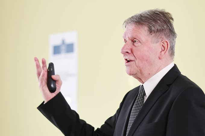 "Socialni inženiring, kot pojasnjuje, izkorišča strah, radovednost, pohlep ali željo po pomoči."