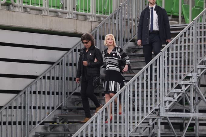 (FOTO) Ops! Urška Klakočar na volišču v rdečih petkah skoraj padla, ujel jo je njen Bor Zuljan