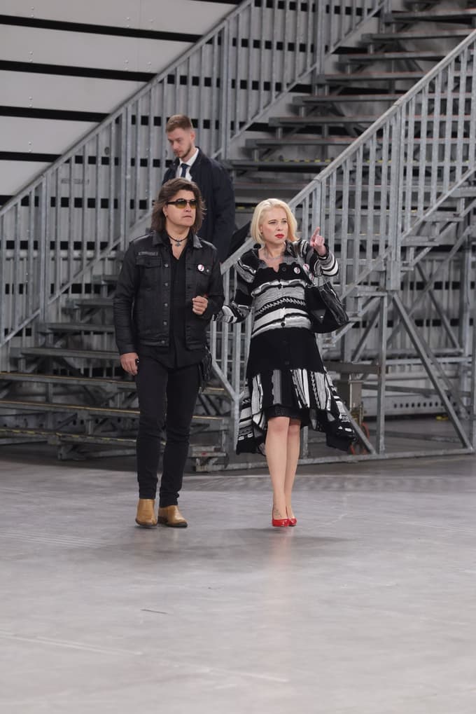 (FOTO) Ops! Urška Klakočar na volišču v rdečih petkah skoraj padla, ujel jo je njen Bor Zuljan