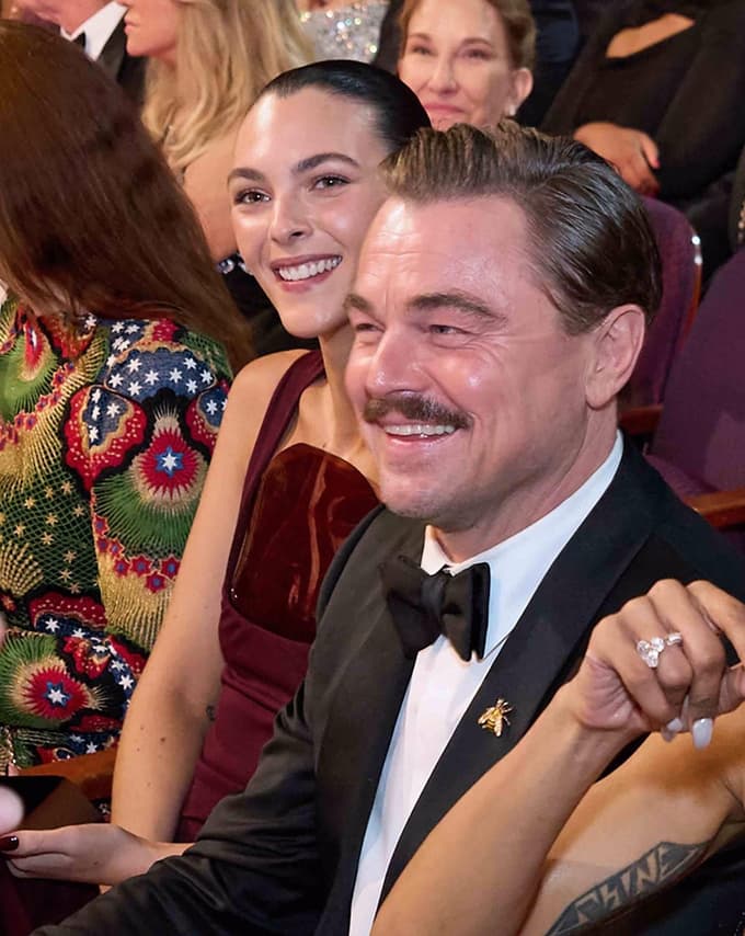 Malce v zadregi, a od mame se je DiCapriu vendarle uspelo odtrgati. Prišel je s svojo partnerico Vittorio Ceretti.