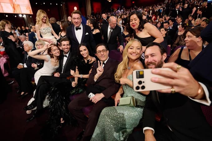 Vroče kot v savni, a sebki so "štimali". Nicole Kidman, Demi Moore, Kate Hudson in drugi zvezdniki so se med reklamami fotografirali kot za stavo. 